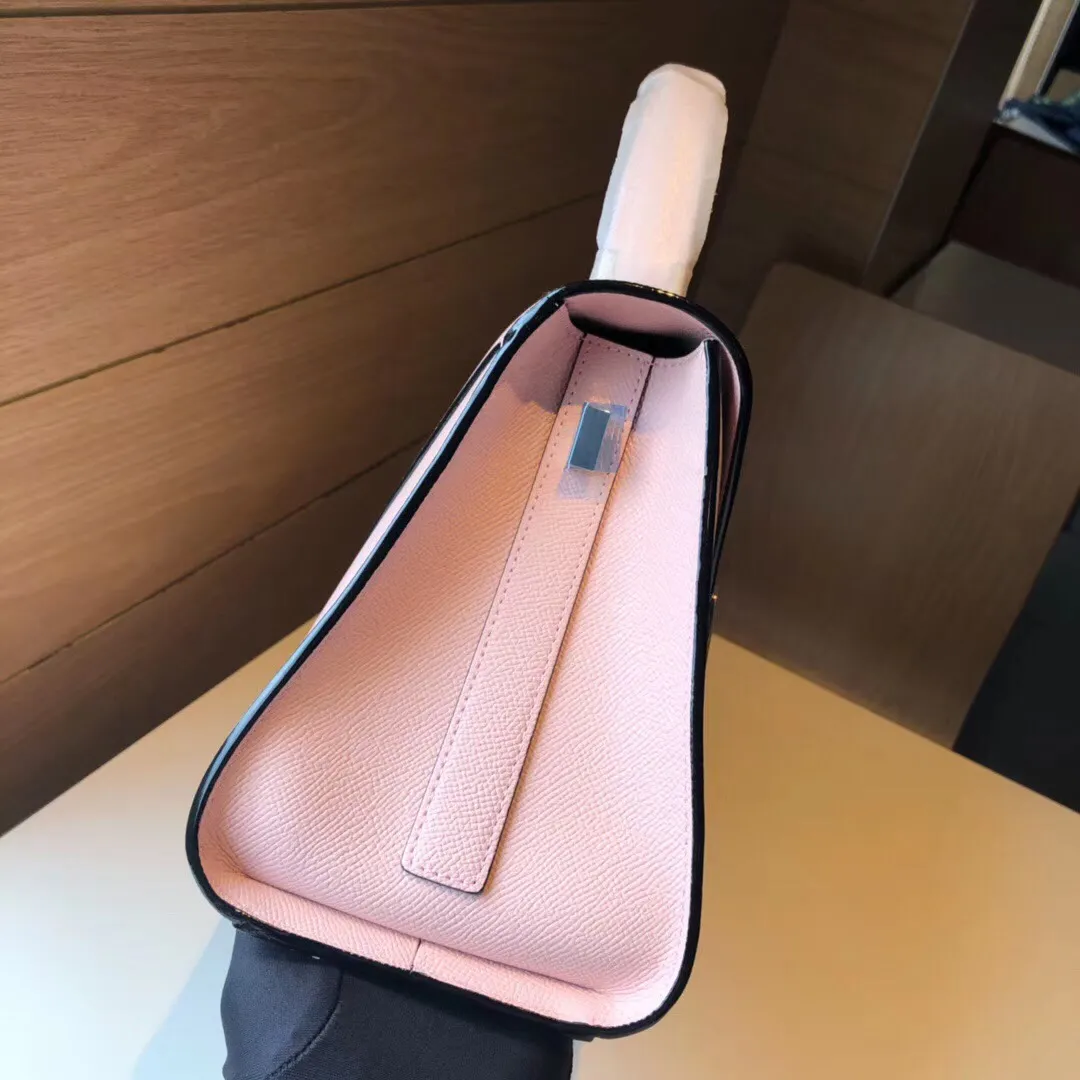 In stock👉Original medium size cherry blossom pink👉Valextra Valextra Iside, known as Italian Hermès, is one of Valextra's most representative designs. There is no obvious logo, but the simple collective line design is very recognizable, full of architectural art, and shows a capable and intellectual style. It is made of imported palm-print lining cowhide, with up to five stitches of handwork, and the shiny oil edges test the skill of the craftsman. Medium size: 26cm
